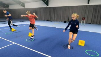 Tennis-Sprung-Fitness mit Gruppen