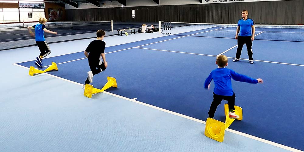 Präzise Bewegungen: Tennis-Fußarbeits-Training für Schlaggenauigkeit