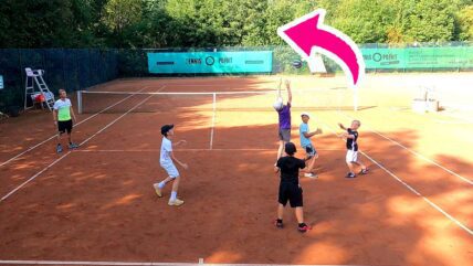 6 lustige Tennis Aufwärmspiele für große Gruppen